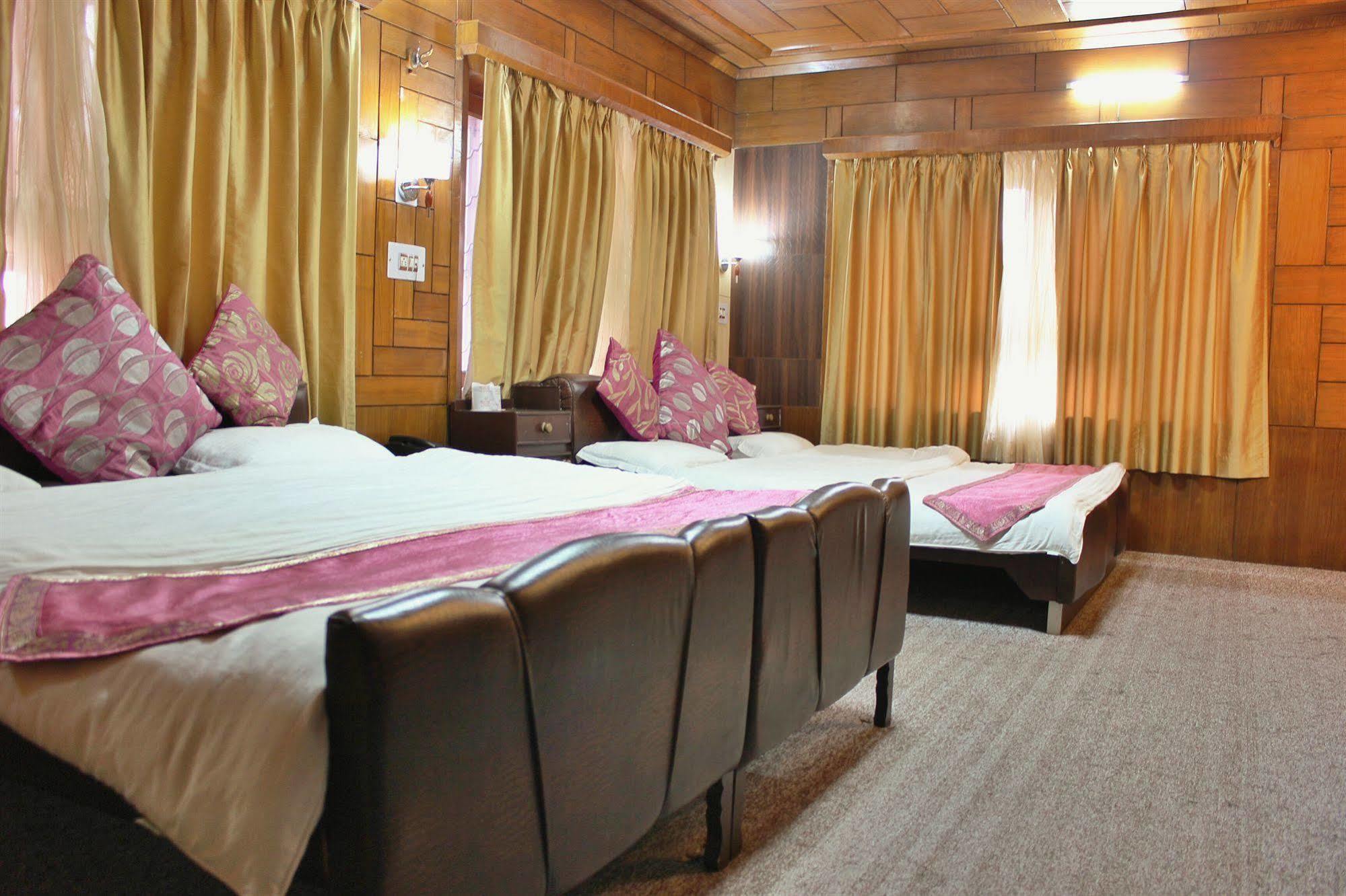 Walisons Hotel Srīnagar Dış mekan fotoğraf